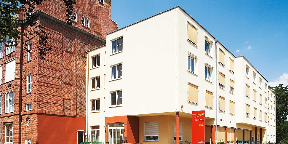 Miasto Guben leży w Dolnych Łużycach w południowo-wschodniej części kraju związkowego Brandenburgia, na zachodnim brzegu Nysy Łużyckiej, naprzeciwko polskiego miasta Gubin.